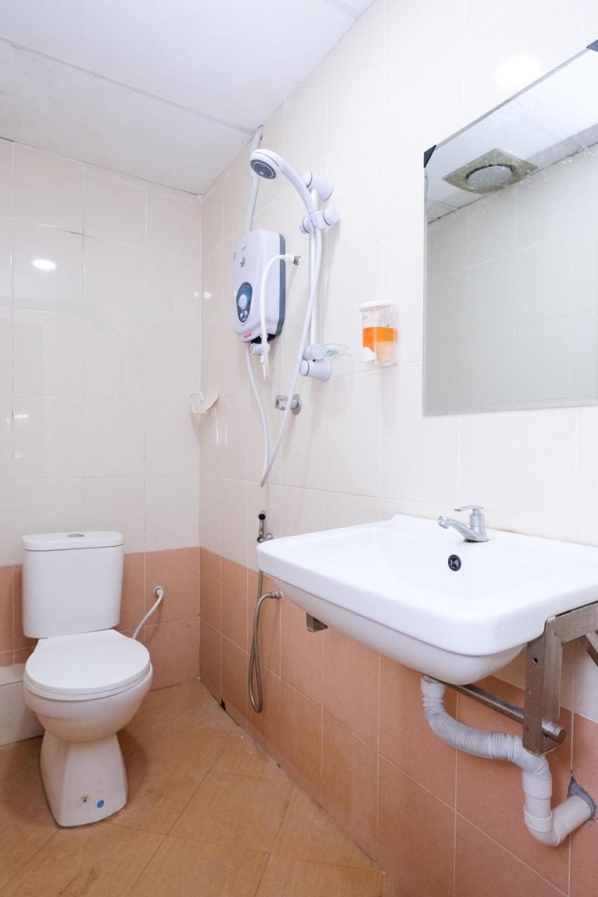 Oyo 715 Mr J Hotel コタバル エクステリア 写真
