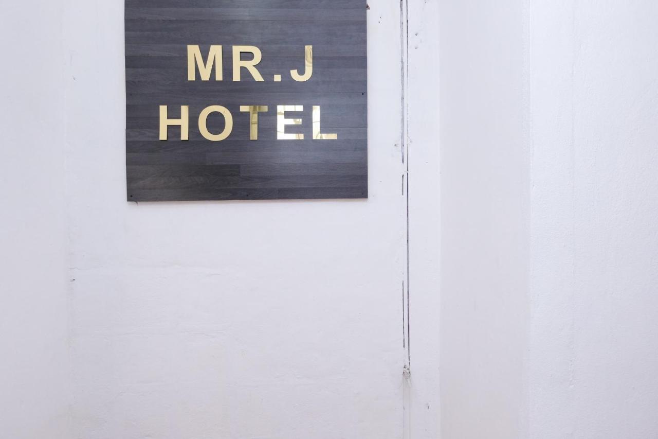 Oyo 715 Mr J Hotel コタバル エクステリア 写真